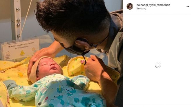 Momen Rizky DA momong Baby Syaki [Instagram]