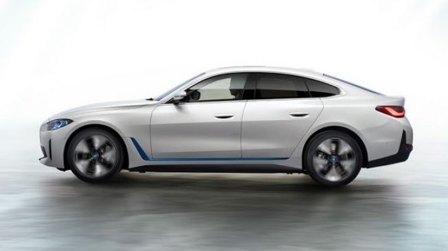 Mobil listrik BMW i4 akan diboyong ke Indonesia pada 2022. [Dok BMW Indonesia]