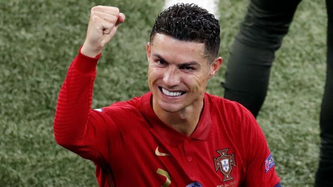 Gestur megabintang Timnas Portugal, Cristiano Ronaldo usai laga Grup F Euro 2020 kontra Prancis di Puskas Arena, Budapest, Hungaria, Kamis (24/6/2021) dini hari WIB. [ASZLO BALOGH / POOL / AFP]