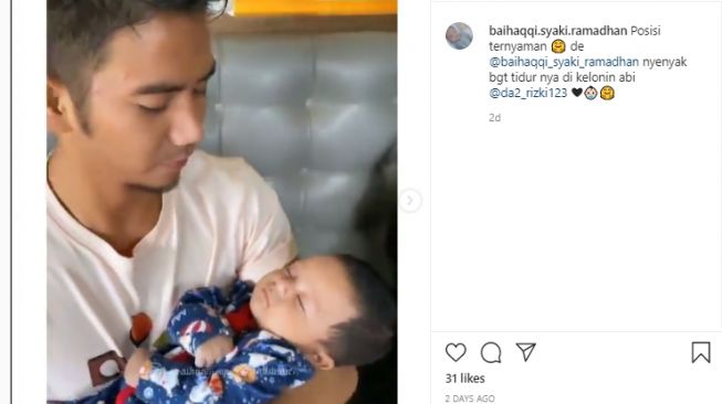 Momen Rizky DA momong Baby Syaki [Instagram]