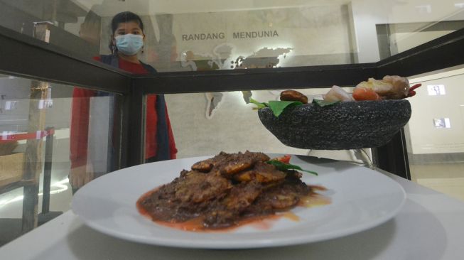 Pengunjung melihat replika salah satu jenis rendang di Museum Randang, kawasan Museum Adityawarman Padang, Sumatera Barat, Kamis (24/6/2021). ANTARA FOTO/Iggoy el Fitra