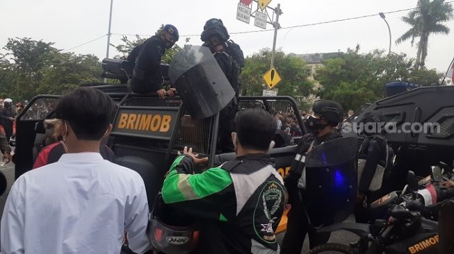 Massa pendukung Rizieq melakukan pengadangan di flyover hingga memaksa anggota polisi putar balik. (Suara.com/Yaumal)