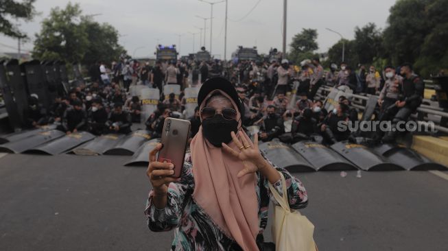 Polisi Blokade Massa Pendukung Rizieq Shihab