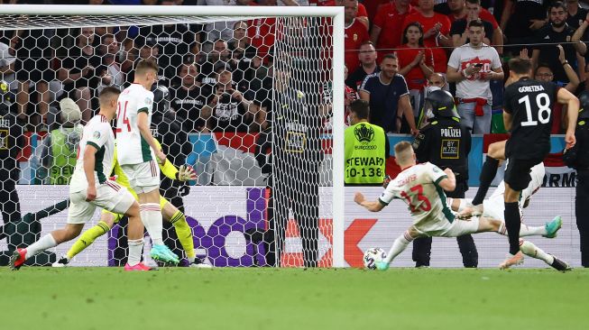 Gelandang Jerman Leon Goretzka mencetak gol kedua timnya selama pertandingan sepak bola Grup F EURO 2020 antara Jerman melawan Hungaria di Allianz Arena di Munich, Kamis (24/6/2021) dini hari WIB.  [AFP/Photo]