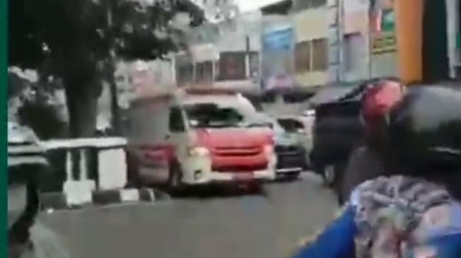 Miris! Laju Ambulans Ini Tertahan Iring-iringan Mobil Pejabat, Netizen Murka