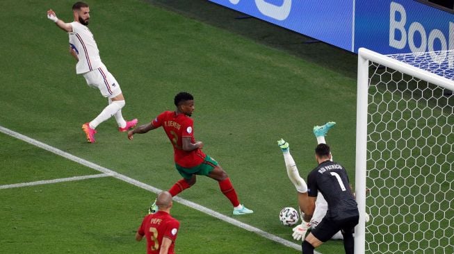 Bek Portugal Nelson Semedo (atas) melanggar pemain depan Prancis Kylian Mbappe selama pertandingan sepak bola Grup F EURO 2020 antara Portugal melawan Prancis di Puskas Arena di Budapest, Kamis (24/6) dini hari WIB. Laszlo Balogh / KOLAM RENANG / AFP
