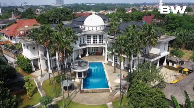 Potret rumah Monica Soraya. [YouTube/Boy William]