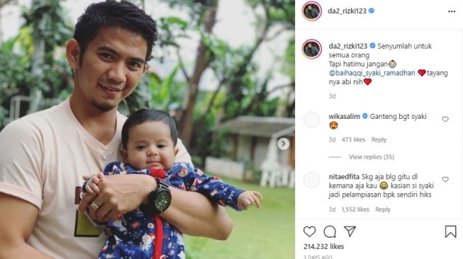 Momen Rizky DA momong Baby Syaki [Instagram]