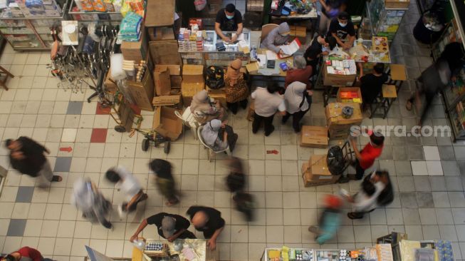 Suasana penjualan vitamin dan alat kesehatan di Pasar Pramuka, Jakarta, Kamis (24/6/2021). [Suara.com/Dian Latifah]