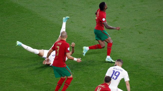 Bek Portugal Nelson Semedo (atas) melanggar pemain depan Prancis Kylian Mbappe selama pertandingan sepak bola Grup F EURO 2020 antara Portugal melawan Prancis di Puskas Arena di Budapest, Kamis (24/6) dini hari WIB. Laszlo Balogh / KOLAM RENANG / AFP