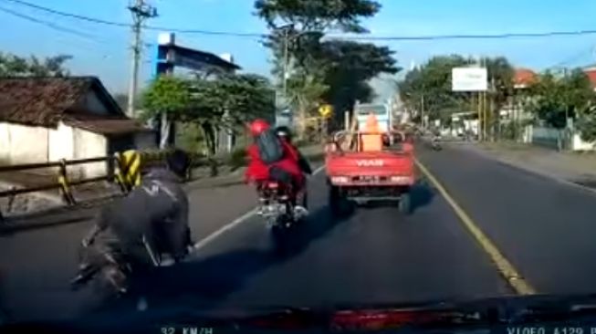 Viral Pemotor Serempet Orang di Probolinggo Trus Kabur, Warganet: Kurang Ajar Banget!