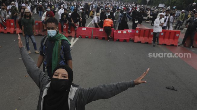 Sejumlah massa pendukung Rizieq Shihab memblokade jalan di kawasan I Gusti Ngurah Rai, Jakarta, Kamis (24/6/2021). [Suara.com/Angga Budhiyanto]