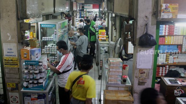 Suasana penjualan vitamin dan alat kesehatan di Pasar Pramuka, Jakarta, Kamis (24/6/2021). [Suara.com/Dian Latifah]