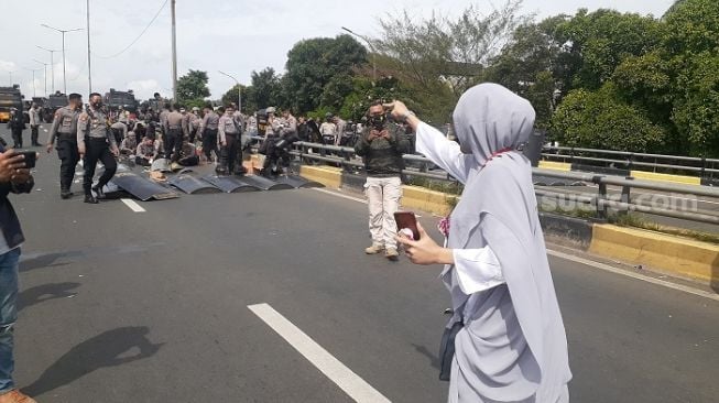 Emak-emak Simpatisan HRS Mencak-mencak ke Polisi: Saya Bukan Teroris, Zalim Kalian Semua!