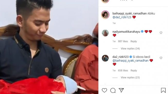 Momen Rizky DA momong Baby Syaki [Instagram]