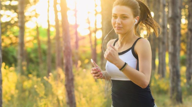 Bahaya Keseringan Jogging Pakai Earphone