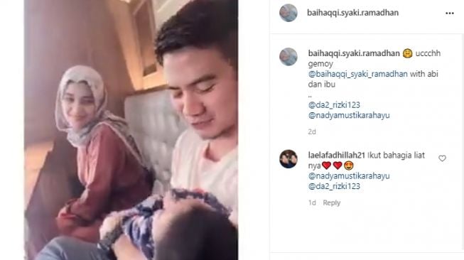 Momen Rizky DA momong Baby Syaki [Instagram]