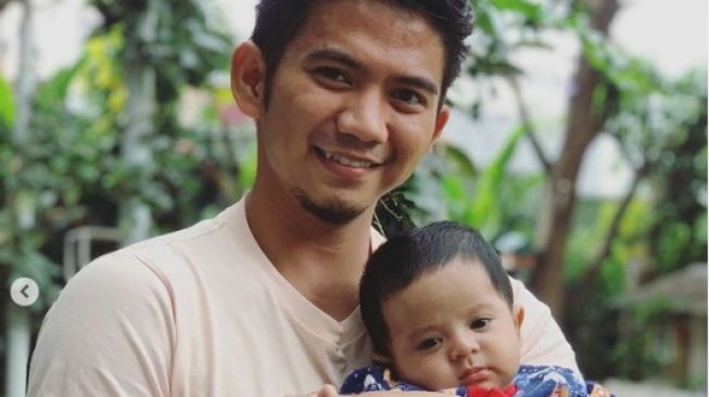 Jarang Tersorot! Ini 8 Momen Rizky DA Momong Baby Syaki Bareng Istri