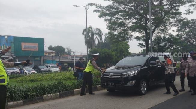 Sweeping Massa Simpatisan Rizieq di Depan PN Jaktim, Sejumlah Orang Diangkut Polisi