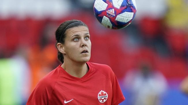 Pemain Timnas Wanita Kanada Christine Sinclair berlatih menjelang babak 16 besar Piala Dunia Wanita Prancis 2019 antara Swedia vs Kanada, di stadion Parc des Princes, Paris, (24/6/2019)