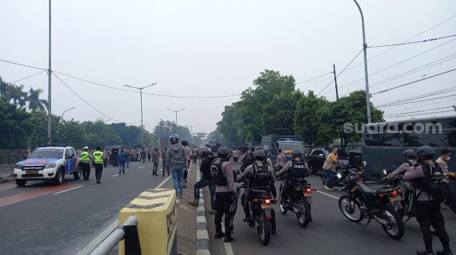 Bentrok massa Habib Rizieq dengan polisi jelang sidang vonis di PN Jakarta Timur, Kamis (24/6/2021). (Suara.com/Arga)