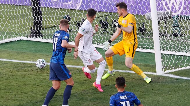 Gelandang Spanyol Ferran Torres mencetak gol keempat timnya  selama pertandingan sepak bola Grup E EURO 2020 antara Slovakia melawan Spanyol di Stadion La Cartuja di Seville, Rabu (23/6). Julio MUNOZ / POOL / AFP