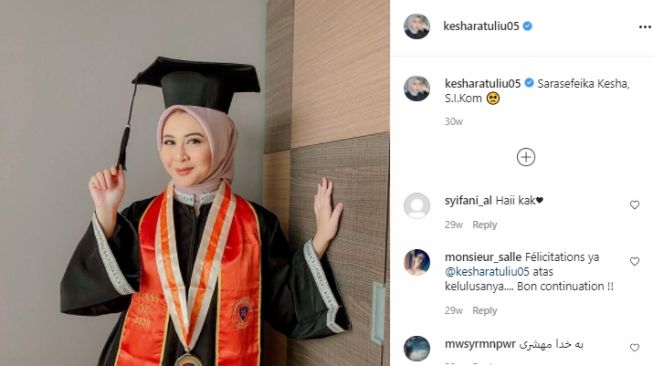 Artis rayakan kelulusan di rumah. [Instagram]