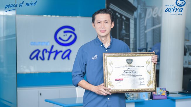 Adrianto Tjia, SVP Business Management menerima penghargaan Excellent Service Experience Award (ESEA) dari Majalah Marketing [Dok Asuransi Astra].