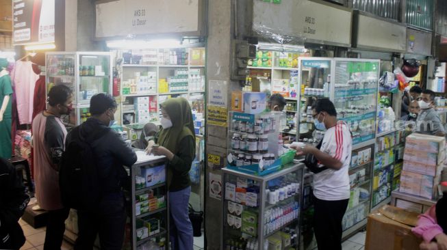 Suasana penjualan vitamin dan alat kesehatan di Pasar Pramuka, Jakarta, Kamis (24/6/2021). [Suara.com/Dian Latifah]