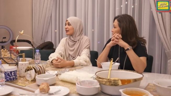 Fakta Shireen Sungkar pernah cuci piring di rumah Maia Estianty. (YouTube/Maia Aleldul Tv)