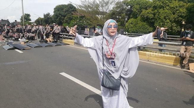 Emak-emak pendukung Rizieq saat meluapkan amarahnya kepada aparat kepolisian di flyover Pondok Kopi. (Suara.com/Yaumal)