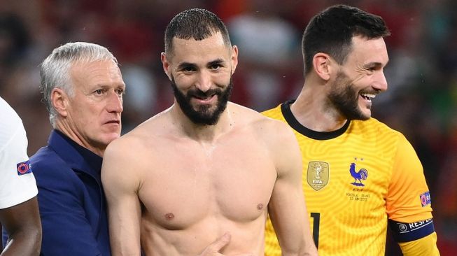 Penyerang Timnas Prancis, Karim Benzema (tengah) bercengkerama dengan pelatih Didier Deschamps (kiri) dan kiper Hugo Lloris usai laga Grup F Euro 2020 kontra Portugal di Puskas Arena, Budapest, Hungaria, Kamis (24/6/2021) dini hari WIB. [FRANCK FIFE / POOL / AFP]