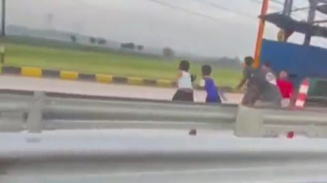 Pemobil ini bikin bubar bocah yang nongkrong di sekitar jalan tol (instagram)