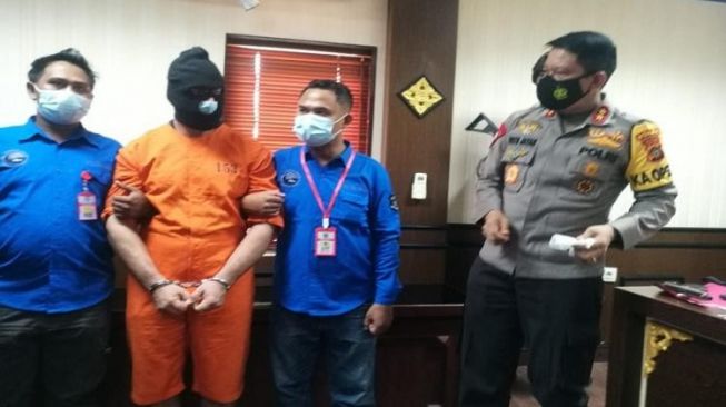 Miliki Sabu dan Senpi, Bule Prancis Divonis 16 Bulan