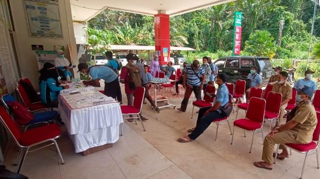 Pemerintahan Desa Rantau Panjang Sukseskan Vaksinasi Covid-19 di Sebangki