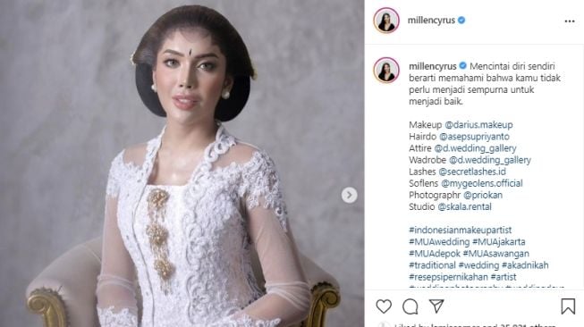 Pesona Millen Cyrus pakai kebaya [Instagram]