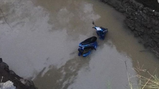 Duhh! Pemotor di Magetan Ini Terjun Bebas ke Sungai Tak Tahu Ada Jembatan Putus