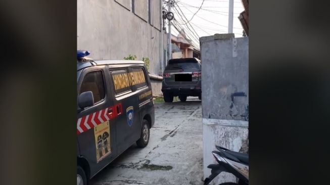 Depan rumah dipakai parkir mobil polisi (tiktok)