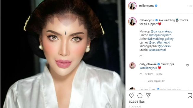 Pesona Millen Cyrus pakai kebaya [Instagram]