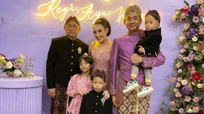 7 Momen Ulang Tahun Pernikahan Ayu Dewi, Unik dan Penuh Makna Meski di Rumah