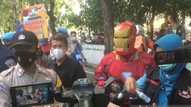Aksi Polisi Pakai Kostum Iron Man Sambangi Tempat Kongko di Kelapa Gading