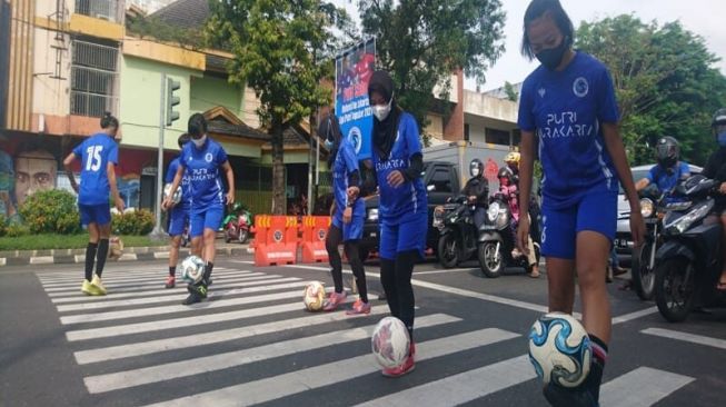 Dicap Sebagai Anak Tomboi, Ini Kisah Tiwi Atlet Sepak Bola dari Kota Solo