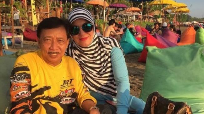 Beda Usia 25 Tahun, Intip 5 Potret Kebersamaan Doyok dan Istri yang Jarang Tersorot