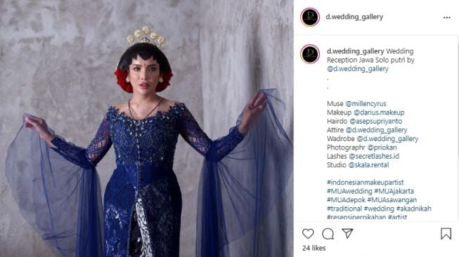 Pesona Millen Cyrus pakai kebaya [Instagram]