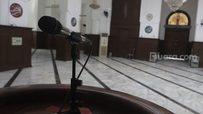 Suasana sepi saat peniadaan sholat Jumat di Masjid Cut Meutia, Jakarta, Jumat (25/6/2021). [Suara.com/Angga Budhiyanto]