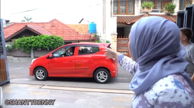 Isi mobil Marshel Widianto [YouTube/Shanty Denny]