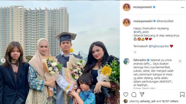 Momen kelulusan Rafly Aziz anak Mulan Jameela. [Instagram]