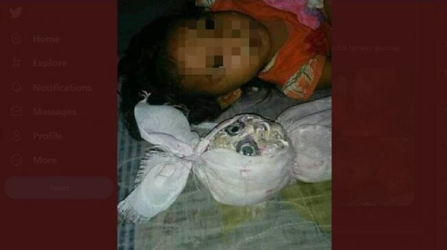 Horor! Bocah Perempuan Ini Jadikan 'Pocong' Sebagai Teman Tidur