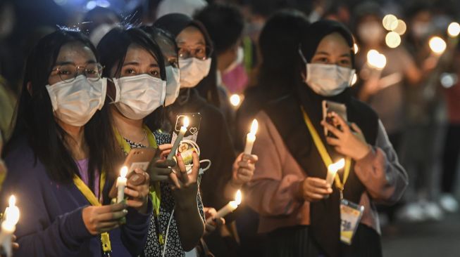 Sejumlah tenaga kesehatan membawa lilin untuk memberi penghormatan terakhir kepada mendiang Liza Putri Noviana di Rumah Sakit Darurat COVID-19 (RSDC) Wisma Atlet Kemayoran, Jakarta, Kamis (24/6/2021).  ANTARA FOTO/M Risyal Hidayat