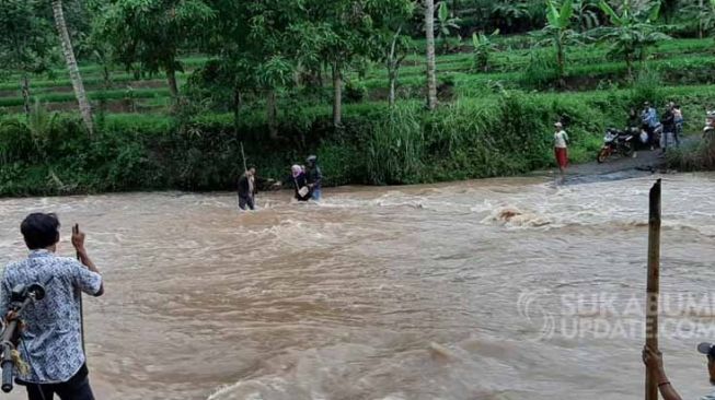 Ribuan Warga Tenjolaut Harus Bertaruh Nyawa Sebrangi Derasnya Sungai Cikidang